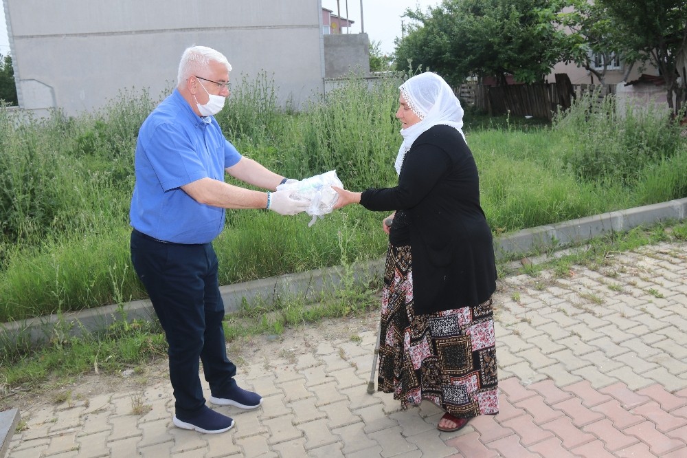 Başkan Yüksel Ergene’de vatandaşlara pide dağıttı 
