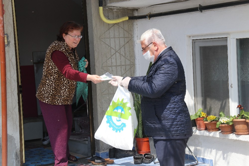 Başkan Yüksel maske dağıtmaya devam ediyor 