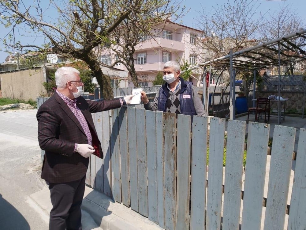 Başkan Yüksel maskeleri bizzat teslim ediyor 