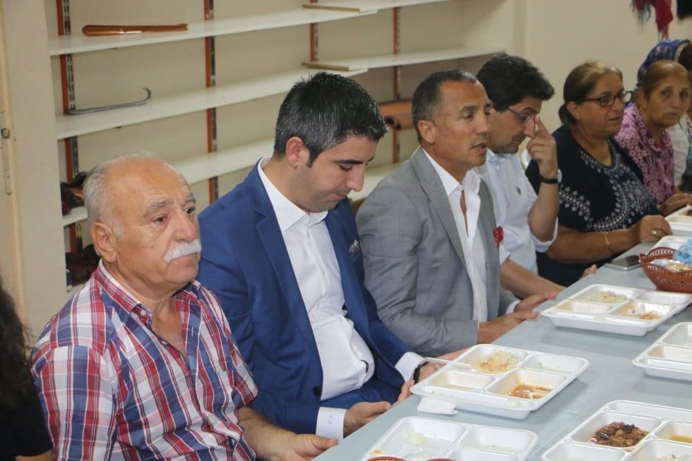Başkan Yüksel, Uğur Mumcu Cemevi’nde muharrem iftarına katıldı 