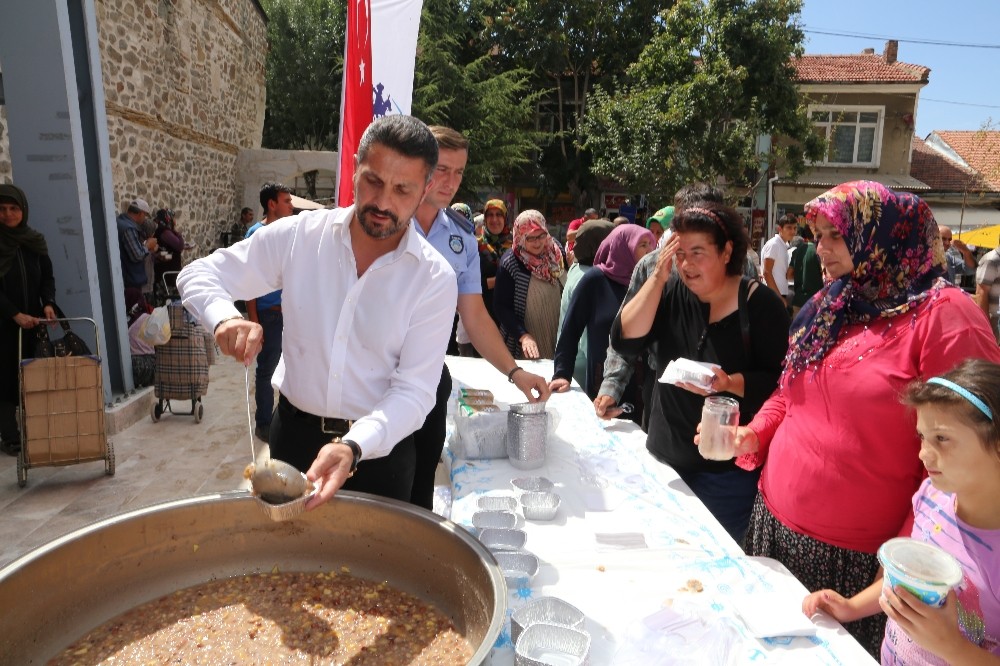 Başkan Yüzügüllü vatandaşlara aşure ikram etti 