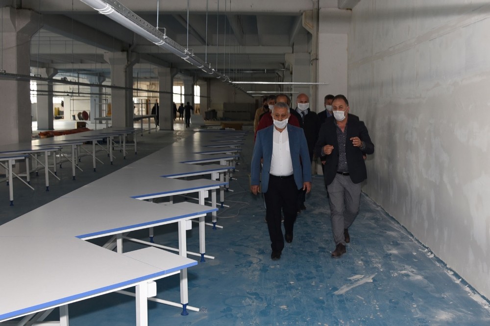 Başkan Zeybek bin kişiye istihdam sağlayacak tekstil fabrikasını inceledi 