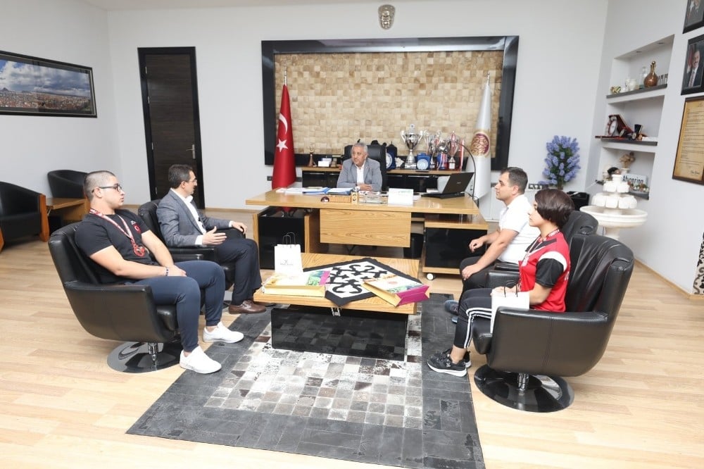Başkan Zeybek şampiyon haltercileri tebrik etti 