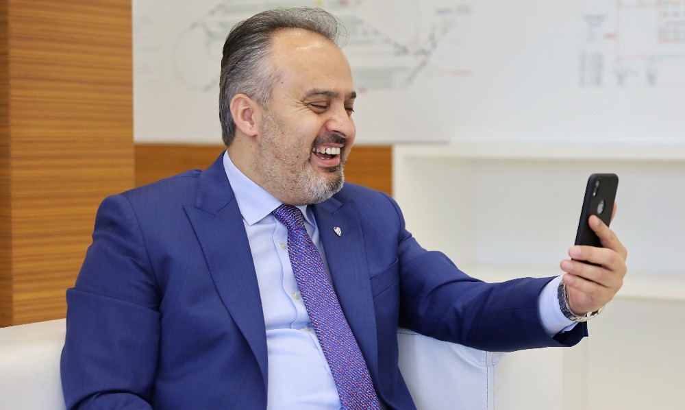 Başkandan evlerinden çıkamayan vatandaşlara görüntülü takip 