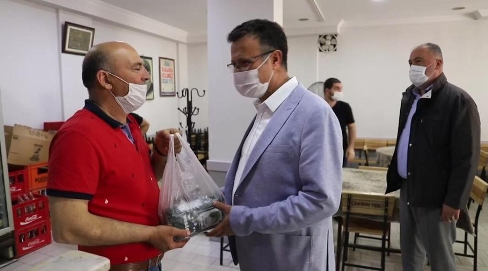 Başkandan kahvecilere çay desteği 