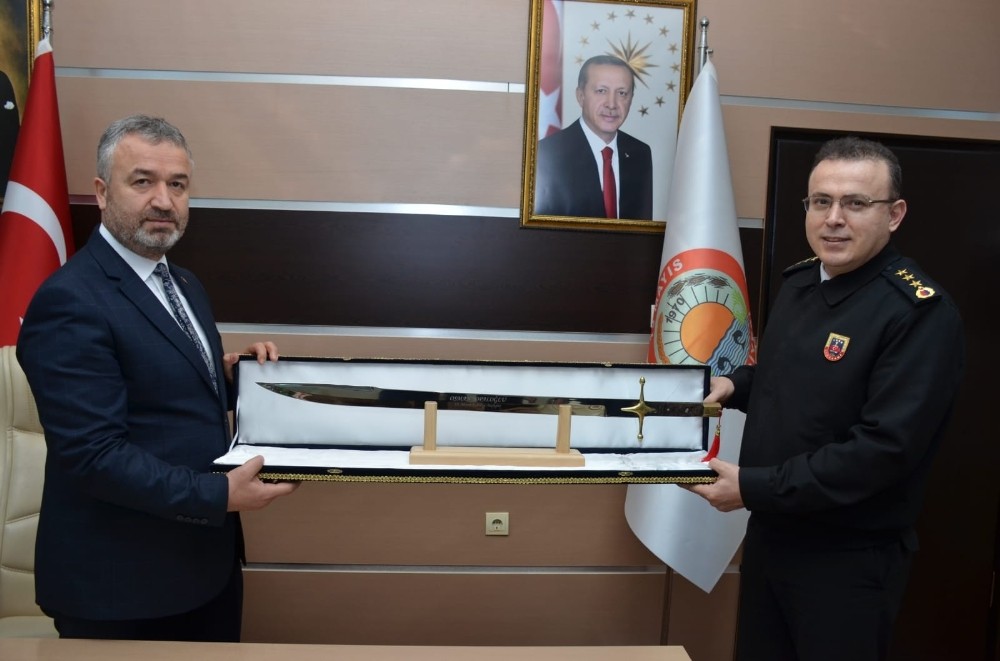 Başkandan komutana kılıç 