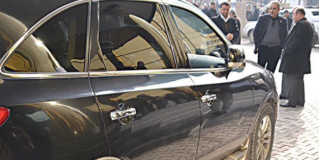 Başkanın aracının lastiklerini kestiler