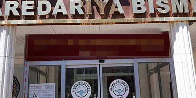 Başkan'ın belediye binasına astırdığı yazı...