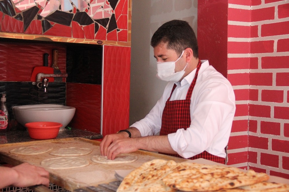 Başkan’ın ellerinden Ramazan pidesi 