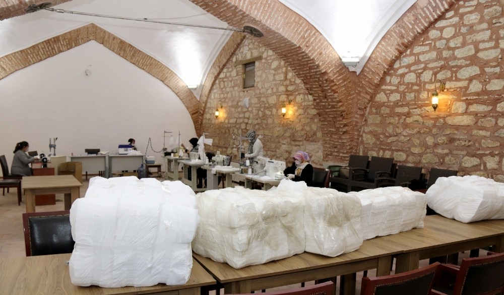 Başkanın eşi maske dikerek destek oluyor 
