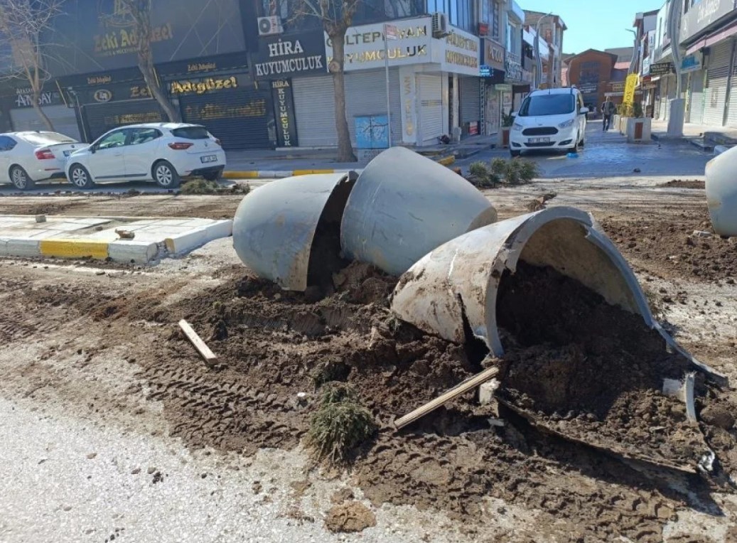 Başkanlığın AK Parti'ye geçtiği Van'da PKK'lılar düğmeye bastı