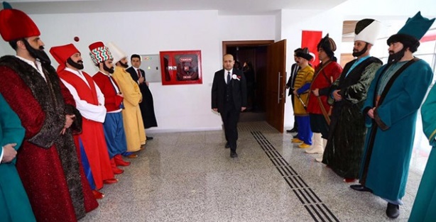 'Başkasının tarihi önünde poz verme yarışına girerler'