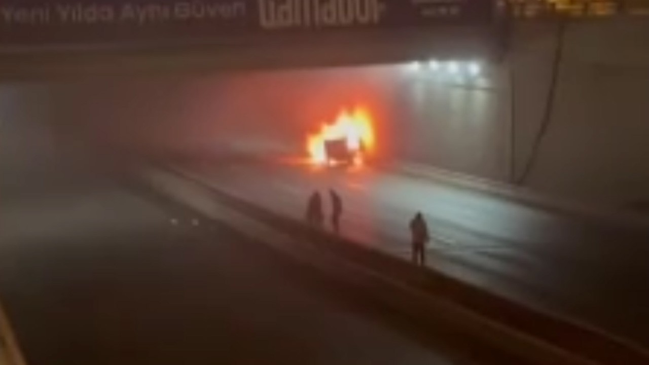 Başkent Ankara’da kaza yapan araç yandı