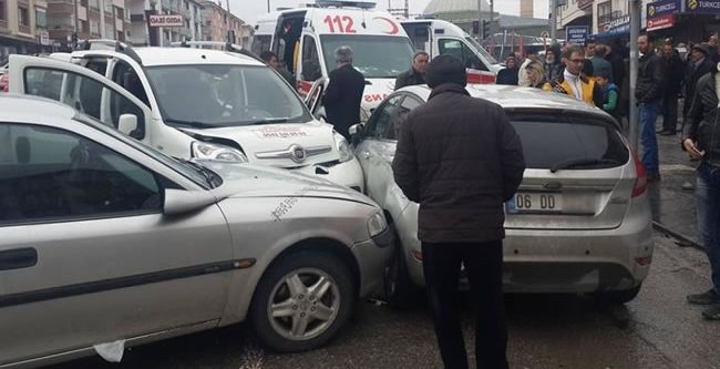 Başkent’te zincirleme kaza: 6 araç birbirine girdi