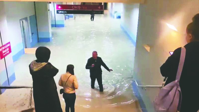 Başkentin sular altında kalmasını seyreden Yavaş’a AK Parti’li Yalçın’dan tepki: Amblemi bırak metroya bak