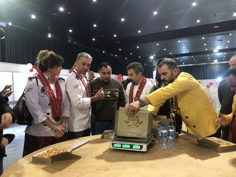 Başkentliler çiğ köfte ve baklava yemek için kıyasıya yarıştı 
