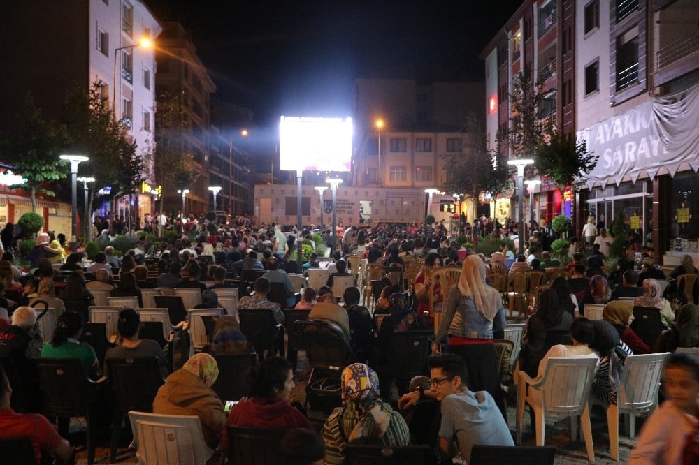 Başkentlilerin içini ısıtan filmlerle “açık hava sinema günleri” devam ediyor 