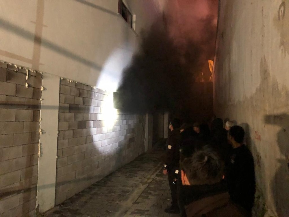 Başkent’te 18 katlı apartmanın kapalı otoparkında 2 araç yandı 