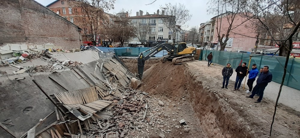 Başkent’te 3 katlı dükkanın temel kazısı yüzünden çöktüğü iddiası 