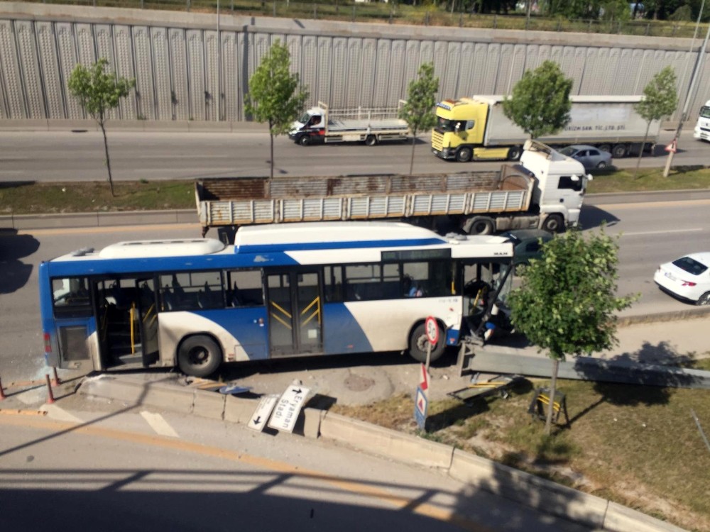 Başkentte belediye otobüsü yön levhasına çarptı 