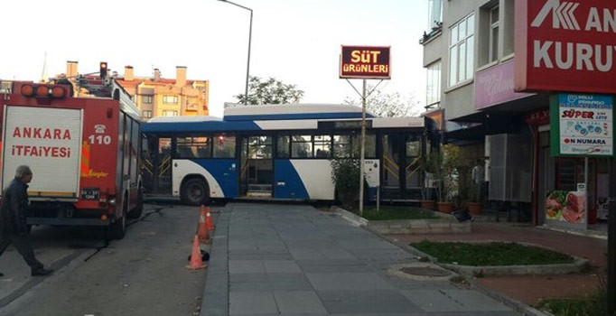 Başkent'te bir belediye otobüsü 4 aracı biçti