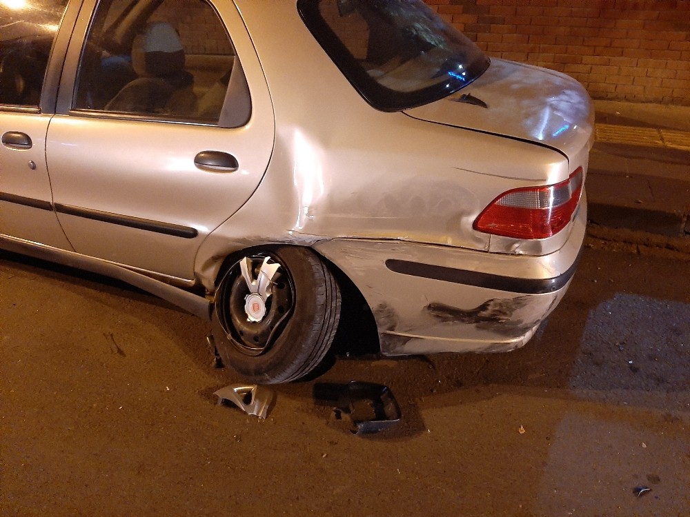 Başkent’te bir yaya ve iki otomobile çarpan araç devrildi: 2 yaralı 