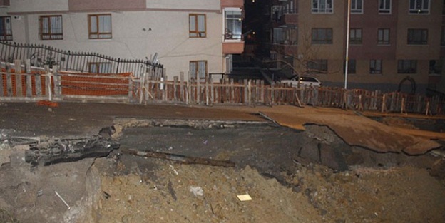 Başkentte caddede göçük