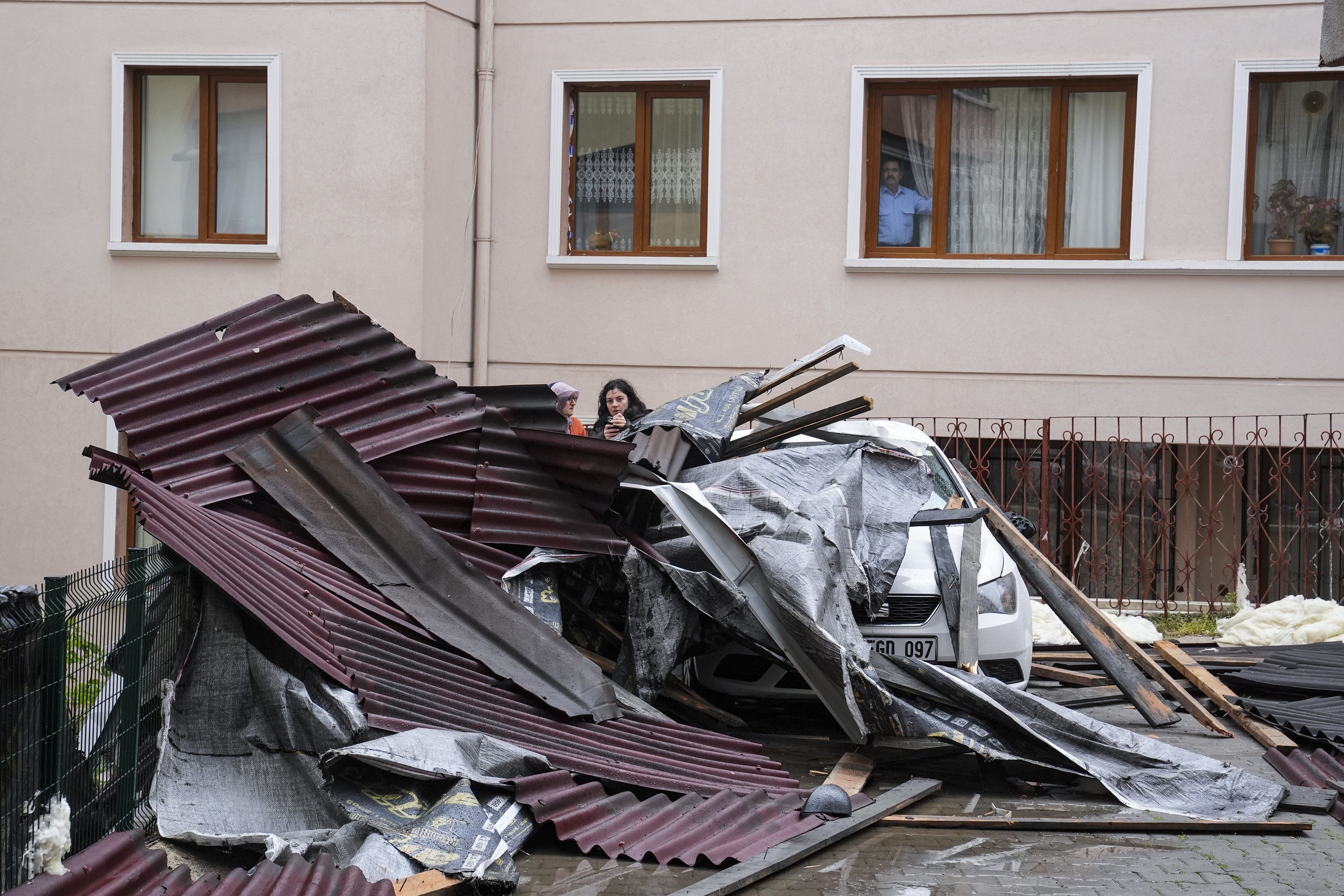 Başkentte çatılar uçtu: Yaralılar var