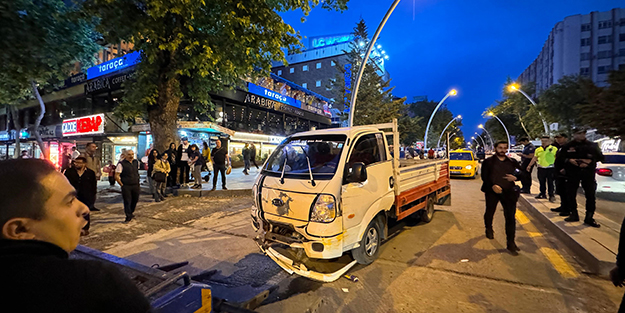 Başkentte feci kaza! Kamyonet 11 araca çarptı
