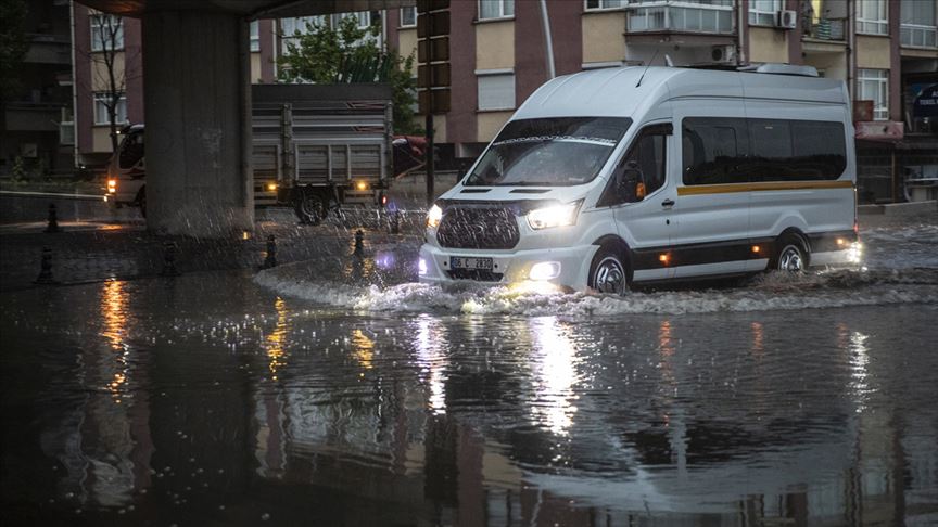 Başkentte gök gürültülü sağanak etkili oldu