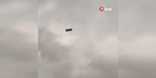 Başkent'te gökyüzüne bakanlar gözlerine inanamadı! Fırtınada koca koltuk böyle uçtu