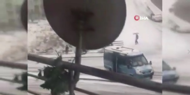 Başkentte korku dolu anlar! Karda kayan minibüsten böyle atladı
