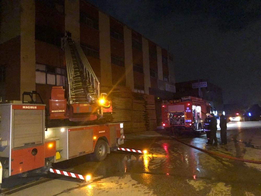 Başkent’te mobilya atölyesi yandı Yeni Akit Başkent’te mobilya atölyesi yandı Yeni Akit