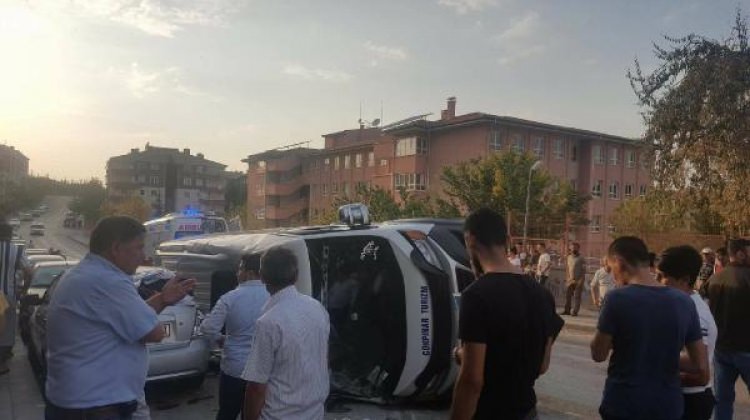 Başkent'te öğrenci servisi devrildi:10 yaralı