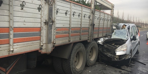 Başkentte otomobil kamyona çarptı
