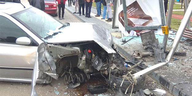 Başkent'te otomobil otobüs durağına çarptı: 2 yaralı