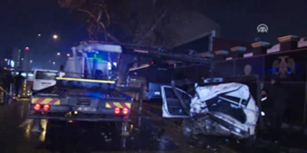 Başkentte polis aracına minibüs çarptı: 3 Yaralı