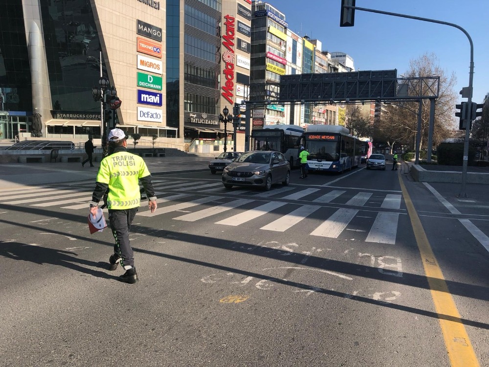 Başkent’te polis, trafikteki sürücüleri denetledi 