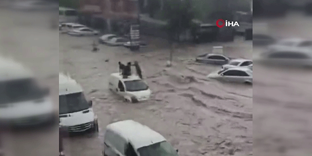 Başkent’te sağanak yağmur sonrası sokaklar dereye döndü