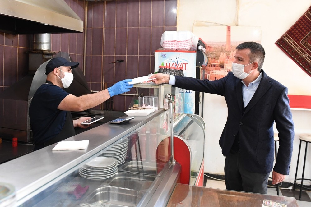 Başkent’te Siteler esnafına ücretsiz maske 