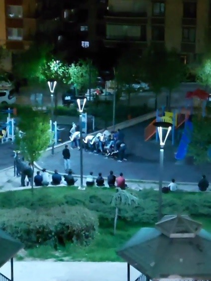 Başkent’te sokağa çıkma kısıtlamasına uymayıp parkta oyun oynadılar 