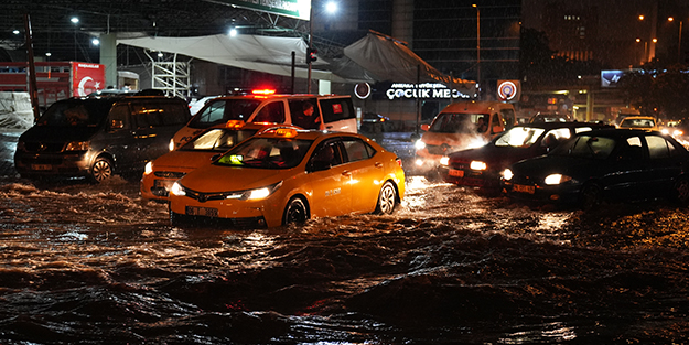 Başkentte yağmur hayatı felç etti! Yollar yine göle döndü