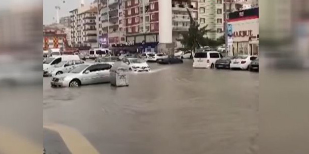Başkentte yağmur yağdı cadde ve sokaklar yine göle döndü
