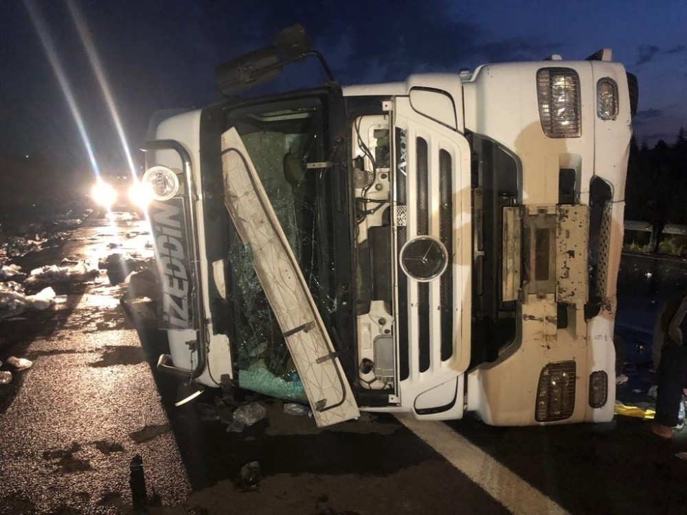 Başkent’te yolcu otobüsü, devrilen TIR’a çarptı: 1 yaralı 