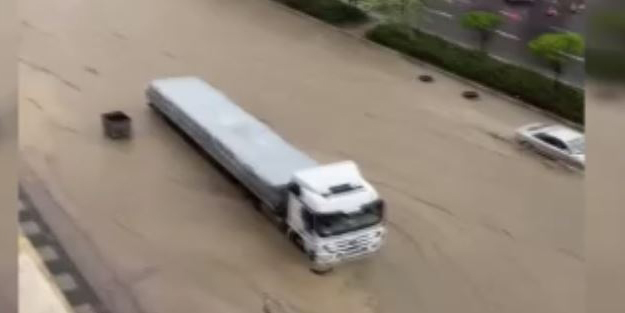 Başkent'te yollar göle döndü! Sürücü ve yayalar zor anlar yaşadı