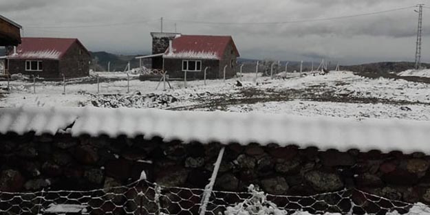 Başkentte yüksek kesimlere kar yağdı
