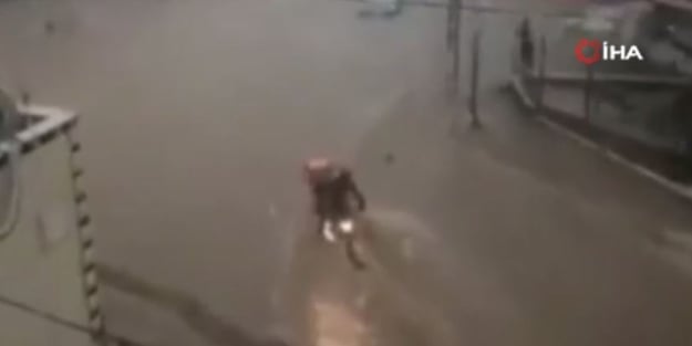 Başkent'ten endişelendiren görüntüler! Kuryenin sele kapıldığı anlar kamerada!