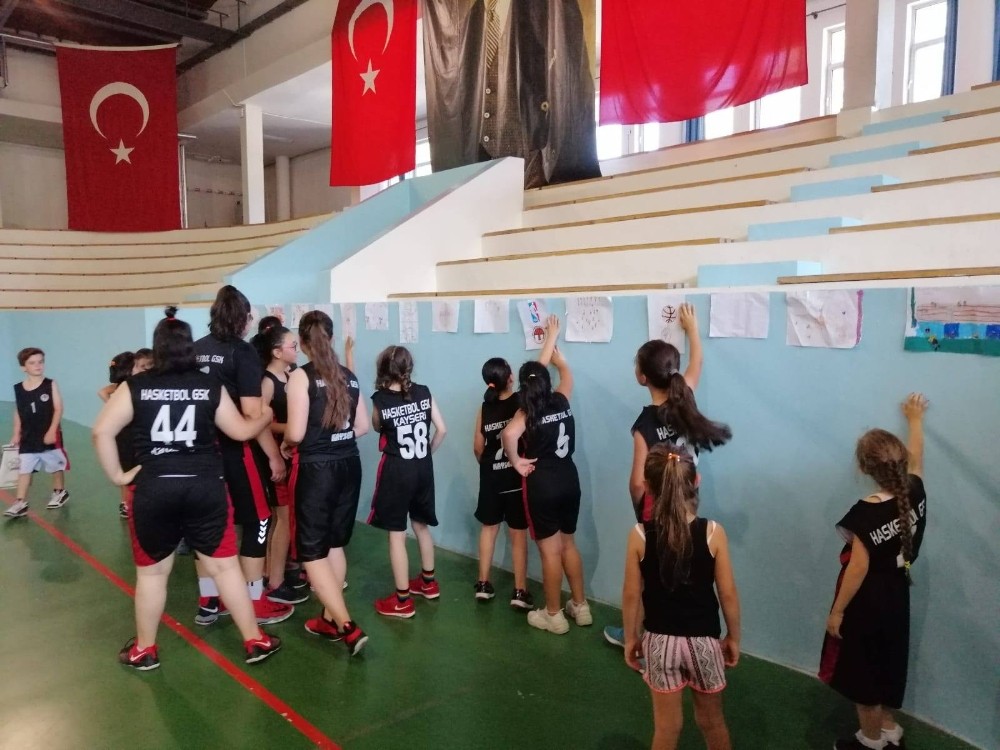 Basketbol antrenmanı öncesinde resim sergisi açtılar 