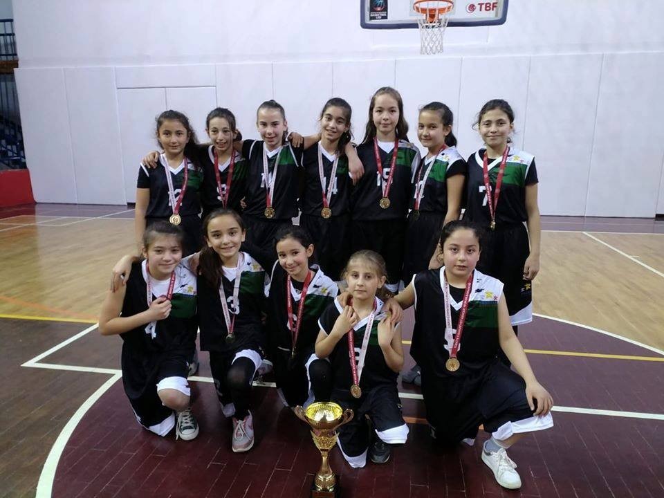 Basketbol takımı şampiyon oldu 