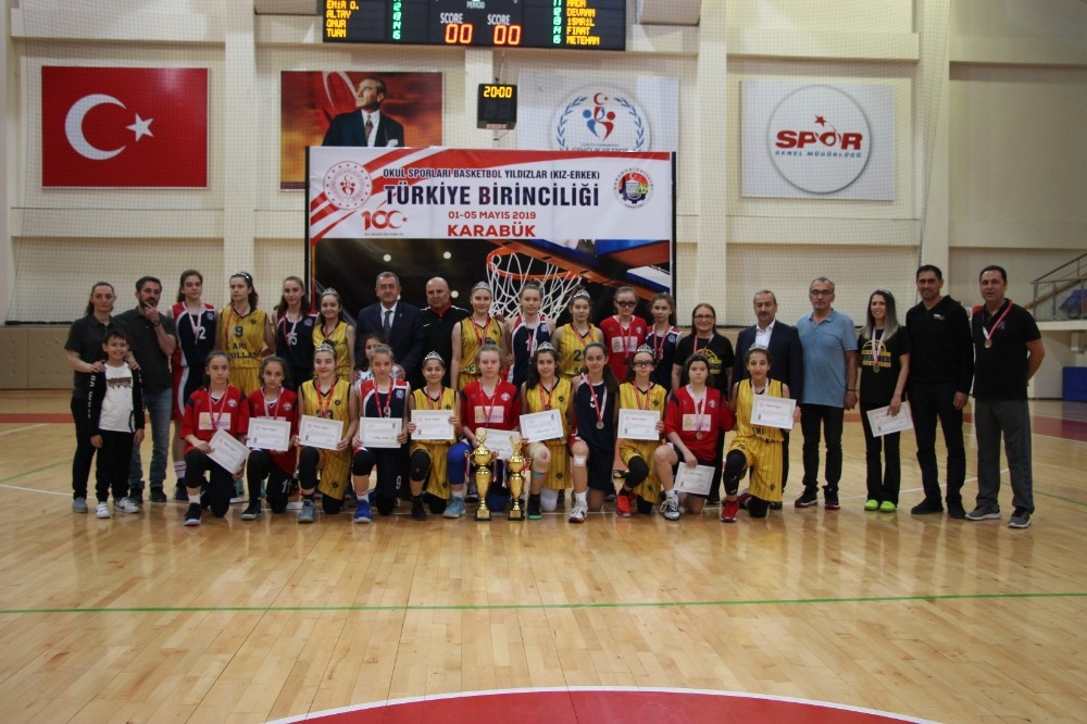 Basketbol Yıldızlar Türkiye Şampiyonları kupalarını aldı 